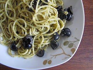 Pesto bez pasty z makaronem i oliwkami