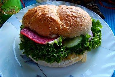 Wiosenny burger z serem, salami i warzywami