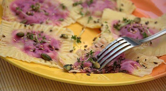Ravioli z botwinką, młodą kapustą i rzeżuchą