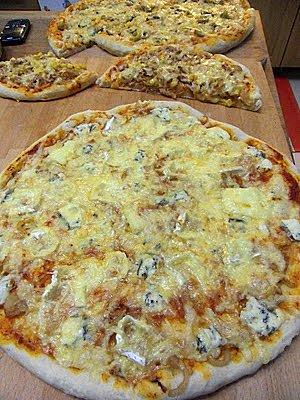 Pizza domowa z ciastem drożdżowym i różnymi rozmiarami