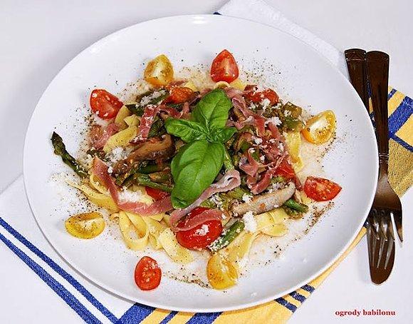 Pappardelle ze szparagami, grzybami shitake i szynką