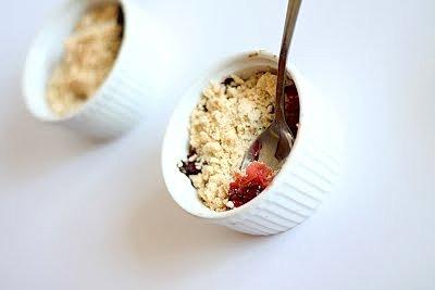 Crumble z truskawkami i rabarbarem
