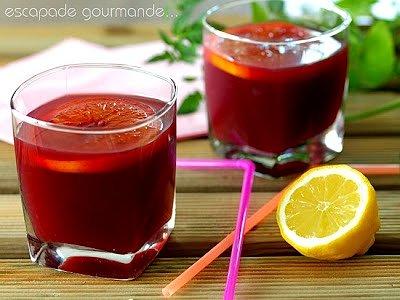 Sangria owocowa na upały z truskawkami i brzoskwiniami