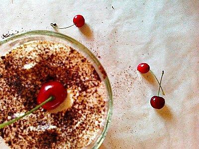 Gorzkie czekoladowe smoothie z bitą śmietaną