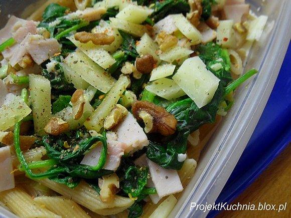 Pomysł na zdrowy lunchbox z makaronem, szpinakiem i szynką