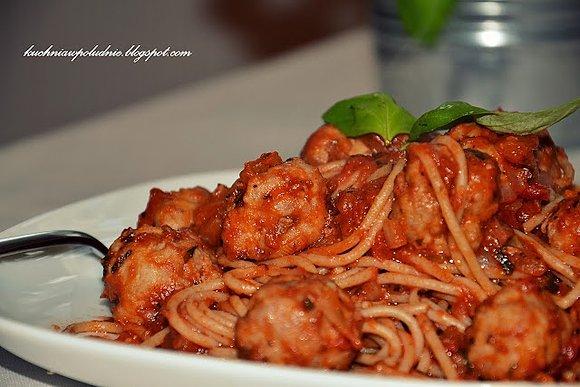 Spaghetti z pulpecikami w sosie pomidorowym