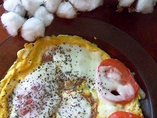 Omlet z pomidorem i mozzarellą na śniadanie