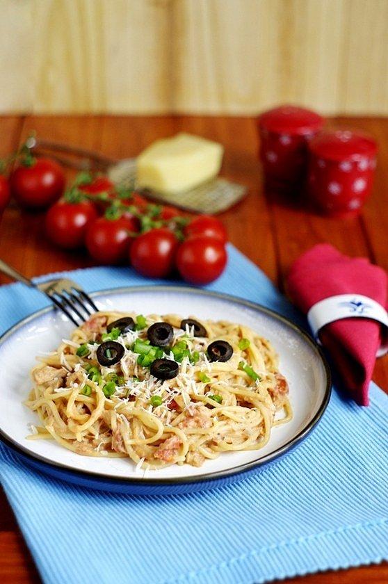 Spaghetti z tuńczykiem i pomidorami