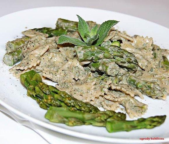 Farfalle ze szparagami i miętowym pesto