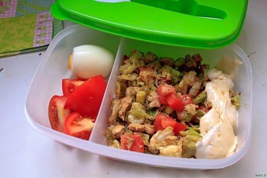 Sałatka z kurczakiem do lunchboxa