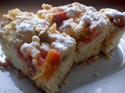 Ciasto drożdżowe z rabarbarem i kruszonką