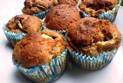 Razowe muffiny z rabarbarem