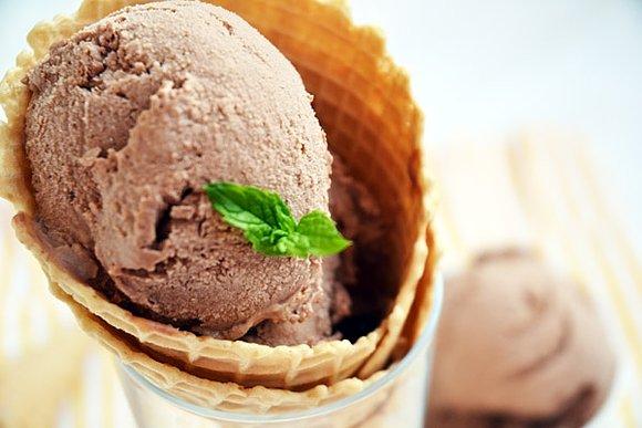 Lody dla dorosłych orzechowo-czekoladowo-waniliowe z rumem