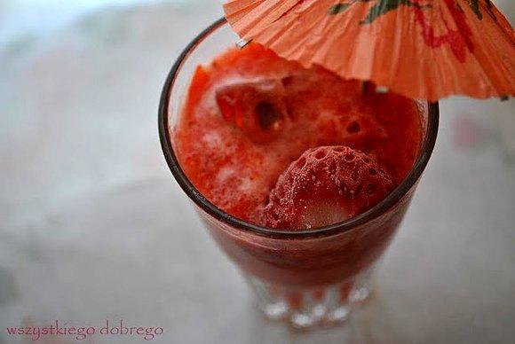 Czerwony owocowo-warzywny drink