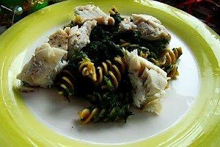 Makaron razowy z szpinakiem i dorszem