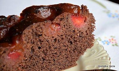 Ciasto czekoladowe z truskawkami i glazurą morelową