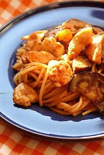 Spaghetti z grillowanym kurczakiem i bakłażanem