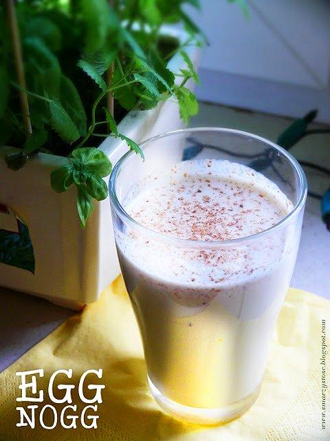Biały egg nogg na zimno – puszysty likier z rumem i brandy