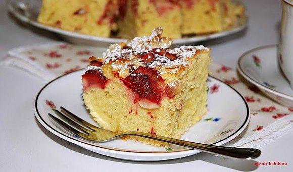 Truskawkowy placek z migdałami