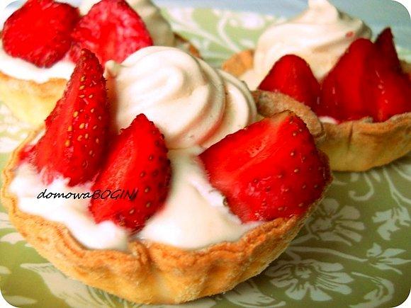 Tarteletki z bananowym curd, truskawkami i bezą