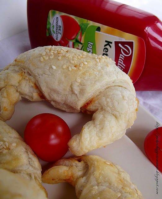 Ketchupowe rogaliki z serem i sezamem