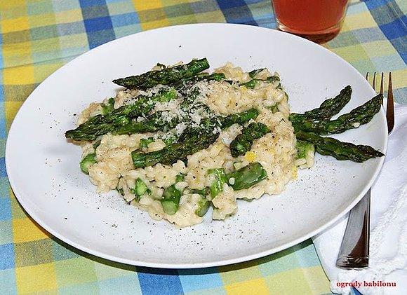Risotto ze szparagami i czosnkiem niedźwiedzim