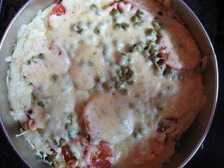 Pizza z kiełbasą chorizo, pomidorami i groszkiem