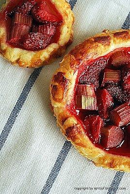 Ciastka francuskie z rabarbarem i truskawkami