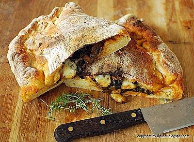 Calzone ze szpinakiem i pieczarkami