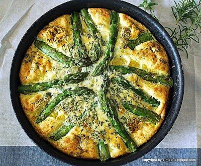 Frittata z owczym serem, szparagami i ziołami