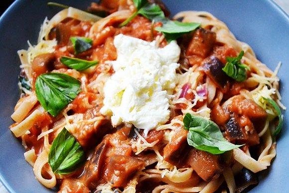 Makaron z sosem pomidorowo-bakłażanowym Jamie Oliver