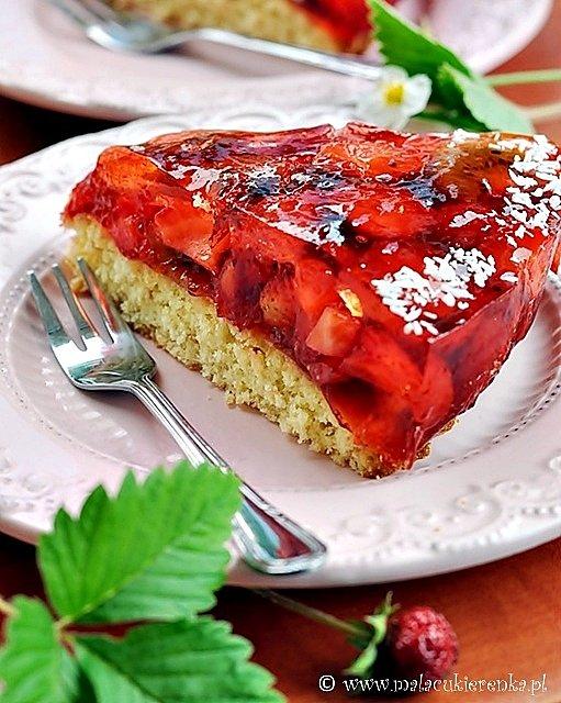 Kokosowe ciasto z truskawkami i galaretką