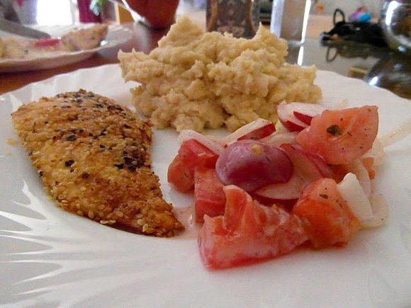 Puree z selera i kurczak w ziołach z sezamem z pomidorami