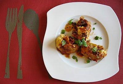 Muszla conchiglie nadziewana mięsem w sosie pomidorowym