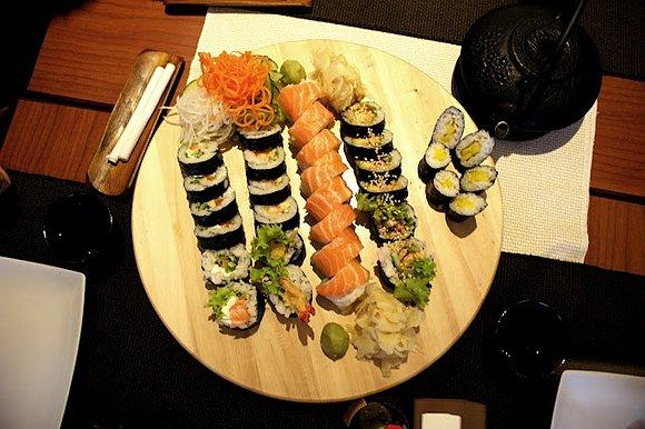 Sushi na cztery pałeczki restauracja Tanoshii