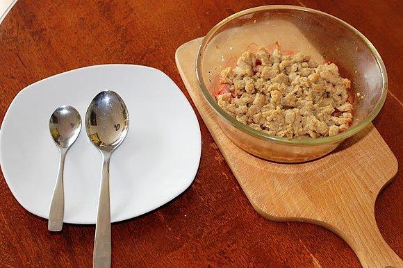 Crumble z truskawkami, rabarbarem i wanilią