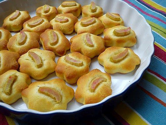 Drożdżowe ciasteczka z truskawkami i rabarbarem