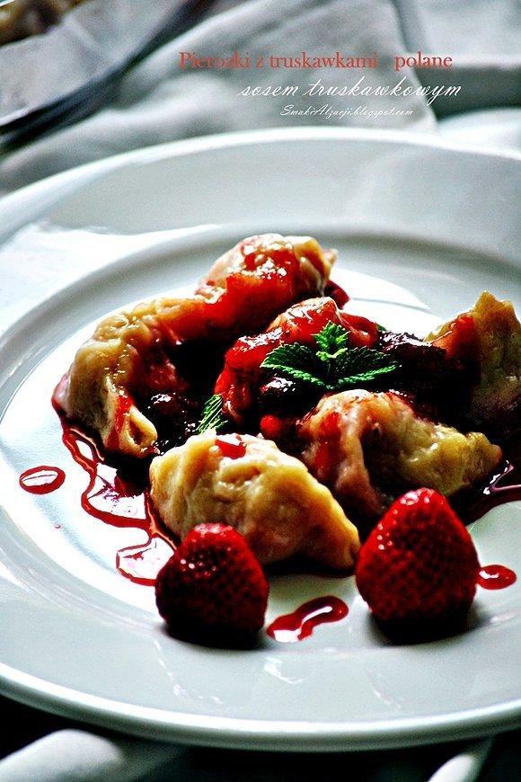 Pierożki z truskawkami gotowane na parze