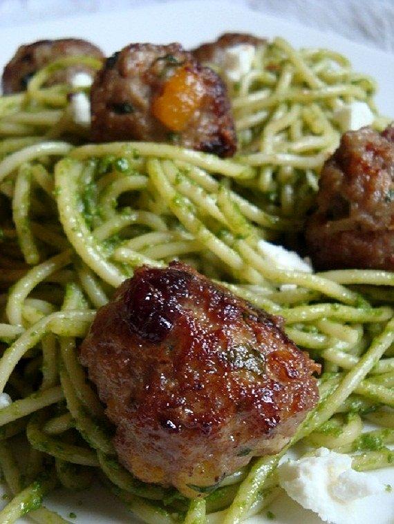 Zielone spaghetti z szwedzkimi klopsikami köttbullar