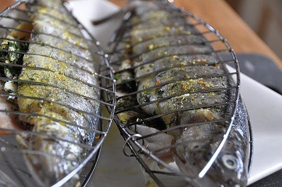 Gośka przygotowuje grillowanego pstrąga z koperkiem i czosnkiem