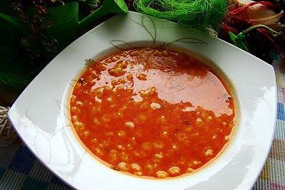 Pomidorowa z makaronem gwiazdki na wywarze warzywnym