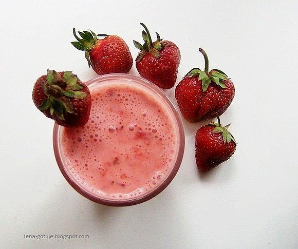 Domowy jogurt z truskawkami