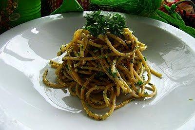Spaghetti z sosem orzechowo-pietruszkowym