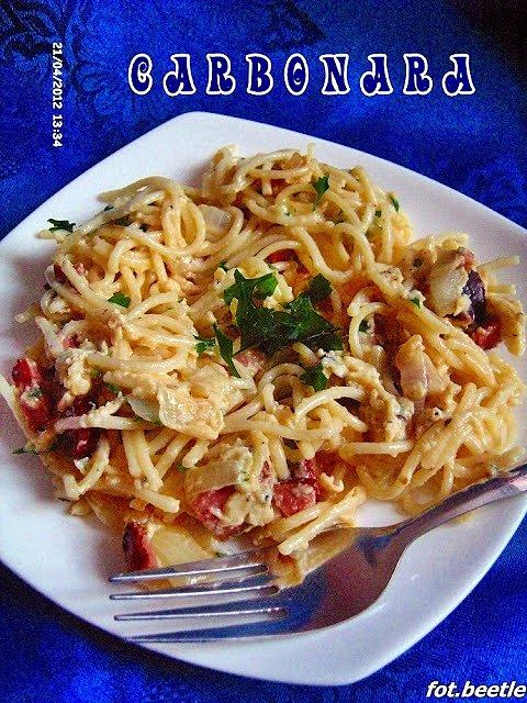 Carbonara - tradycyjne włoskie danie z makaronu z sosem jajecznym i boczkiem