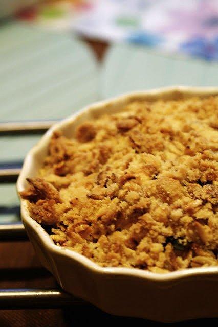 Truskawkowe i jabłkowe crumble z kruszonką
