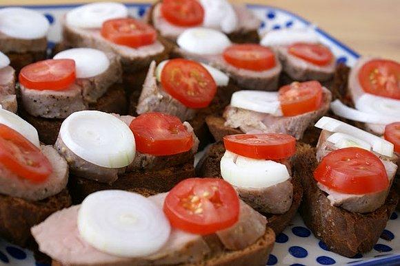 Korki kibica - kotleciki wieprzowe na czosnkowych grzankach