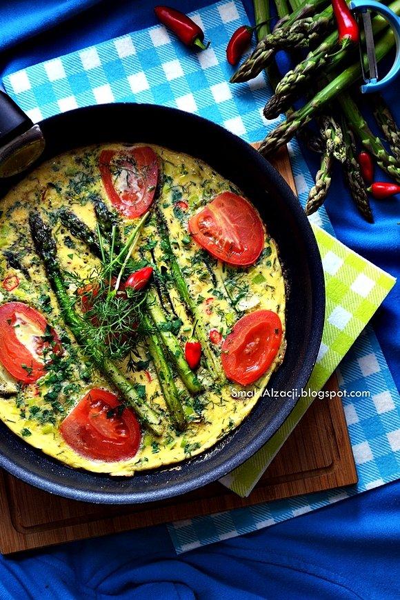 Omlet ze szparagami, cukinią i pomidorami na śniadanie