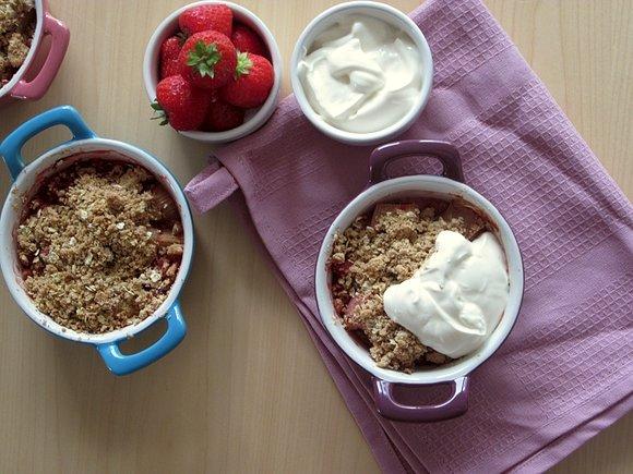 Słodko-kwaśne crumble z truskawkami i rabarbarem
