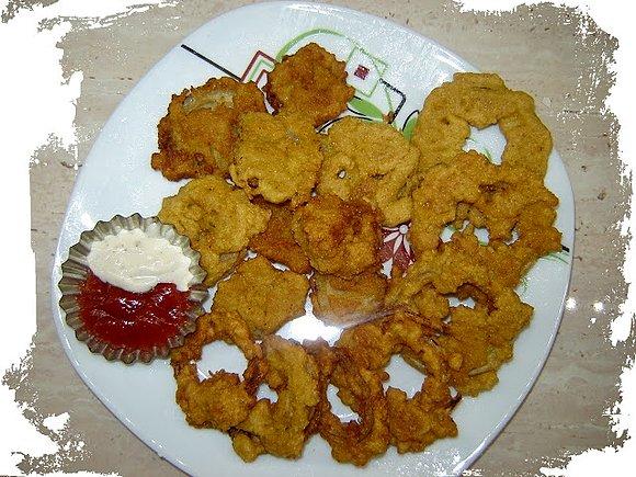 Krążki cebulowe (onion rings) - przepis na chrupiącą przekąskę