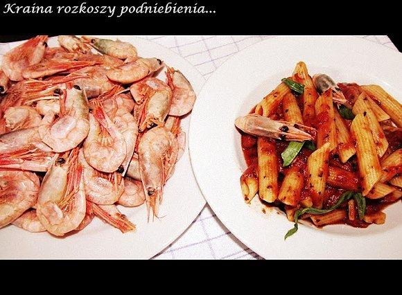 Krewetki z penne w sosie pomidorowym